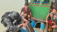 kri-beladau-643-amankan-kapal-diduga-curi-minyak-cpo-di-selat-rupat-1775368695229_169.jpeg