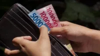 ilustrasi-dompet-berisi-uang-rupiah_169.webp